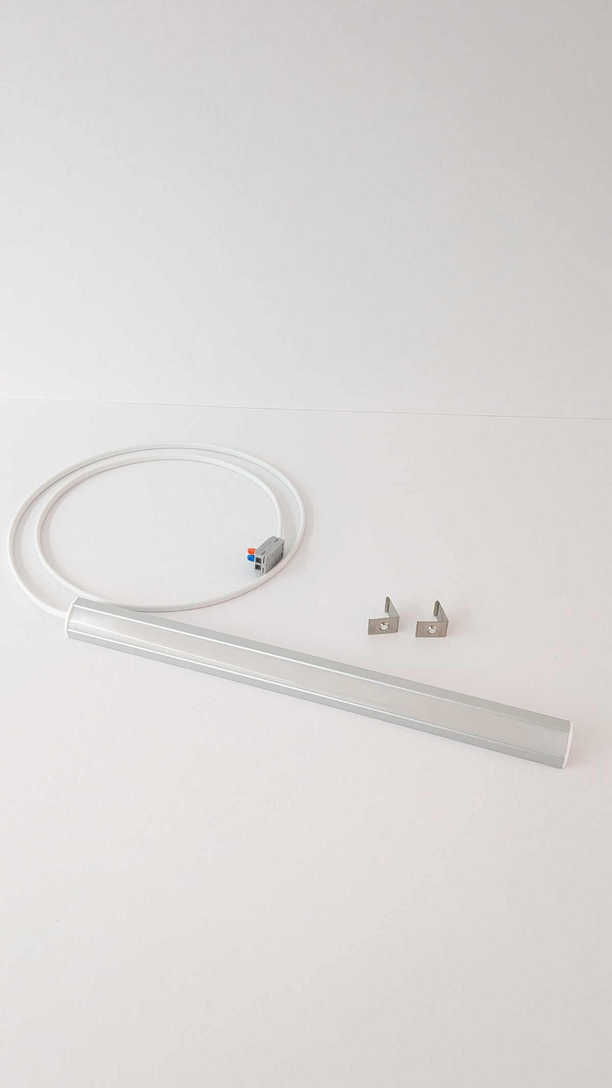 Slim 19mm dotless corner LED light for under cabinets in daylight and warm white