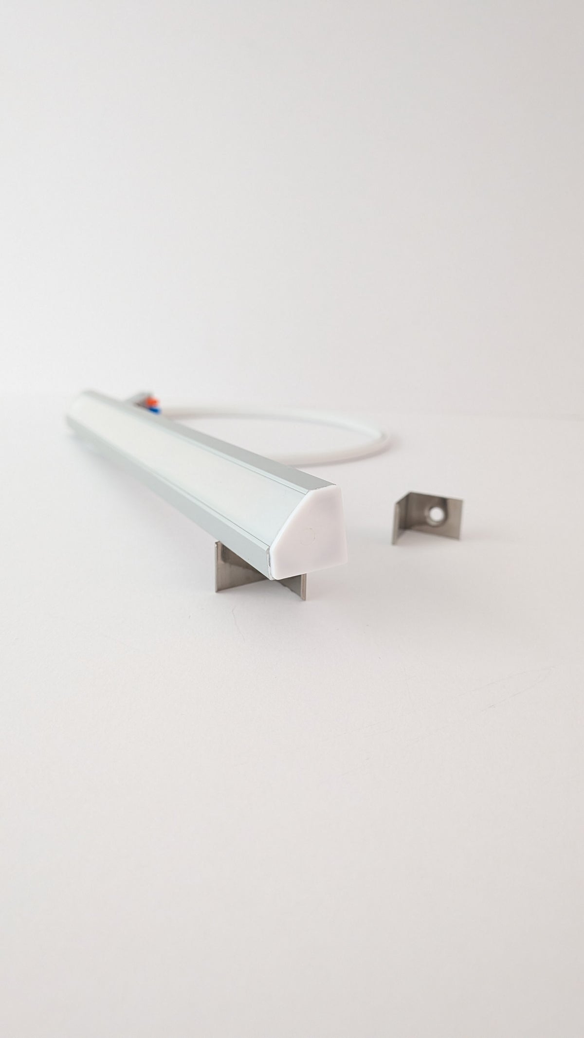 Seamless dotless LED corner light under a kitchen cabinet, high CRI warm white