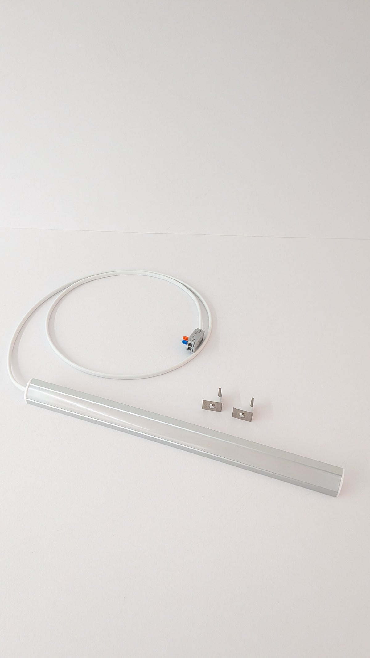 Corner LED under cabinet light with a seamless, dotless glow, daylight or warm white