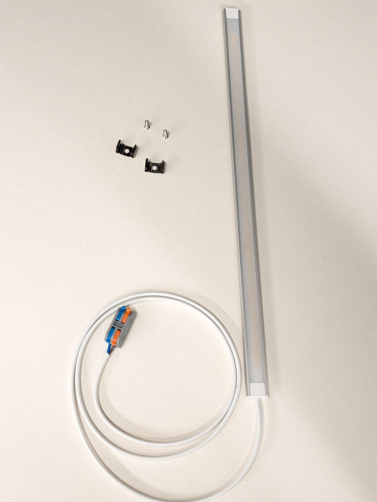 Seamless under cabinet LED lighting with a completely continuous, spot-free glow